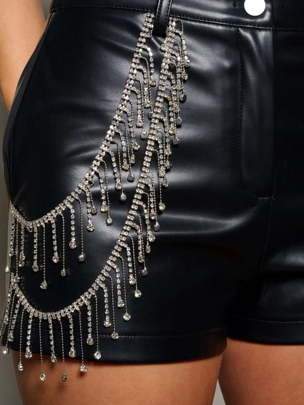 WOMEN'S BUTTON CLOSURE STUDS DETAILED PU PLEATHER MINI SHORTS